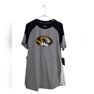 Nike Women's Gray and Black Graphic Tee